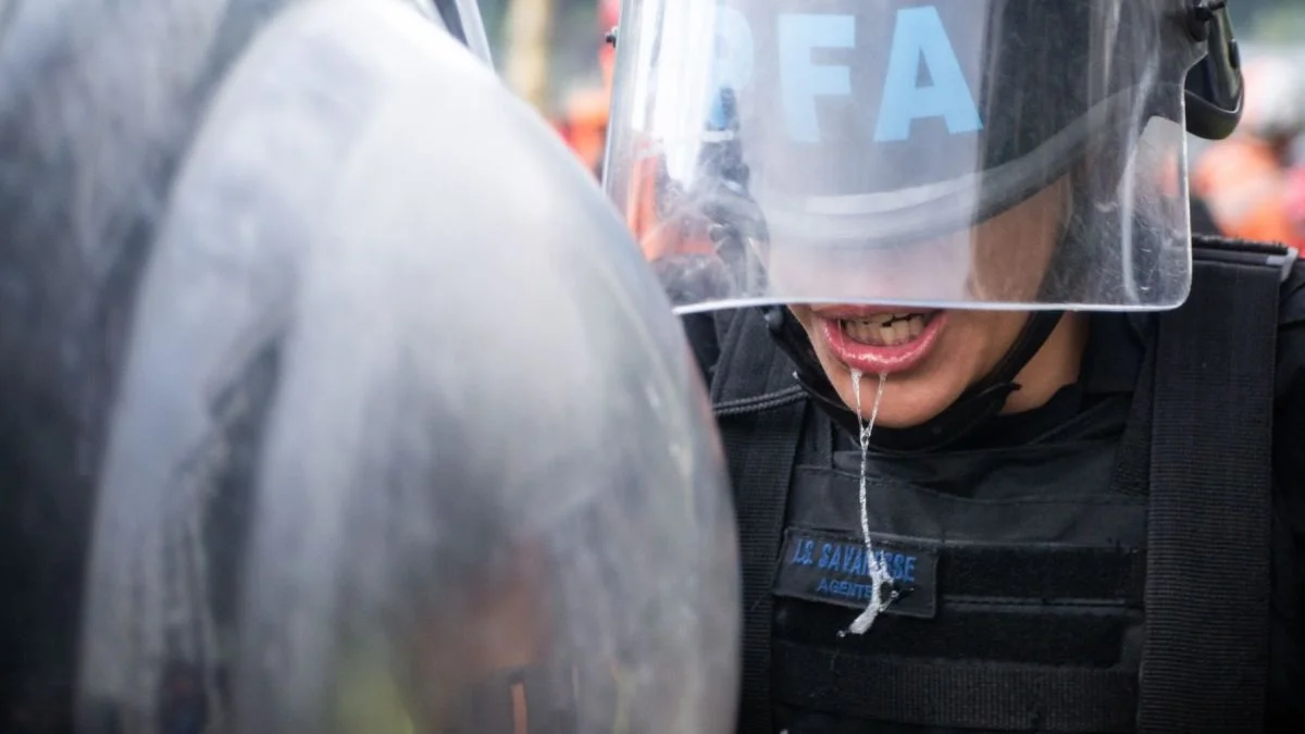 Una oficial de la Policía Federal resultó intoxicada con los gases lacrimógenos lanzados por sus propios colegas en la represión del 12 de marzo. Aún no se reponía y le ordenaron formarse y volver a reprimir. Foto - Rocío Bao