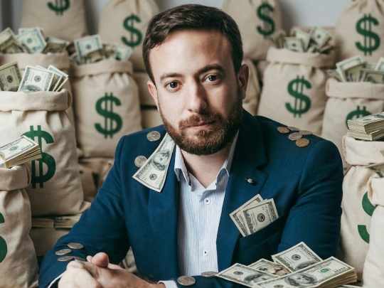 Mil millones de pesos en pauta: el negocio de la Fundación Faro de Agustín Laje