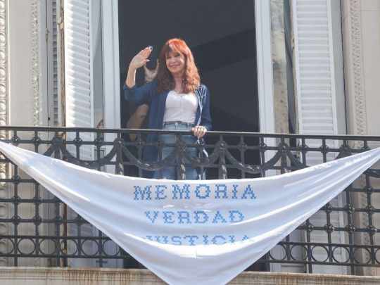 Bandera y saludo desde el balcón: el 24M de Cristina