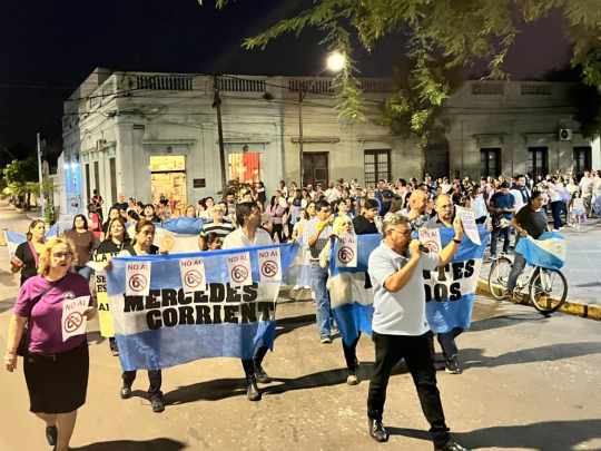 Corrientes de pie: Docentes y estatales movilizados