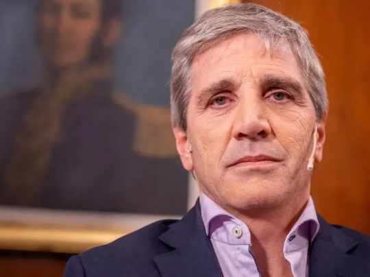 Caputo pidió aplausos por el superávit y defendió el ajuste: &ldquo;Esperaba que me aplaudieran…&rdquo;
