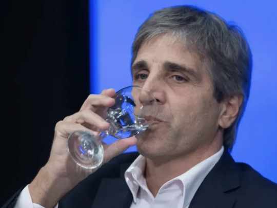 Caputo confirmó la privatización del 90% de AySA: el Gobierno acelera el remate final del país