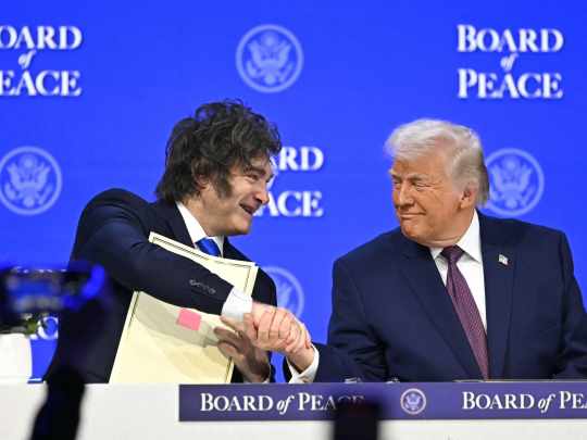 Milei cumplió con Trump y el pago a los buitres es ley