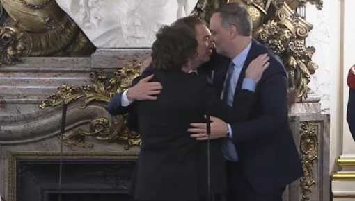 Insólito: Milei sumó a Adorni al abrazo con Santilli tras la jura