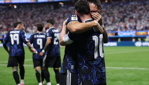 Argentina derrotó 2-1 a Inglaterra y está en la final
