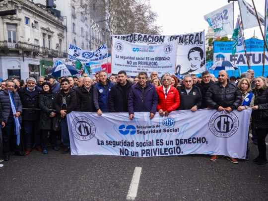 La CGT y las dos CTA marcharon junto a los jubilados con críticas al gobierno