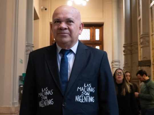 &ldquo;Las Malvinas son argentinas&rdquo;: el inesperado look del diputado Leiva