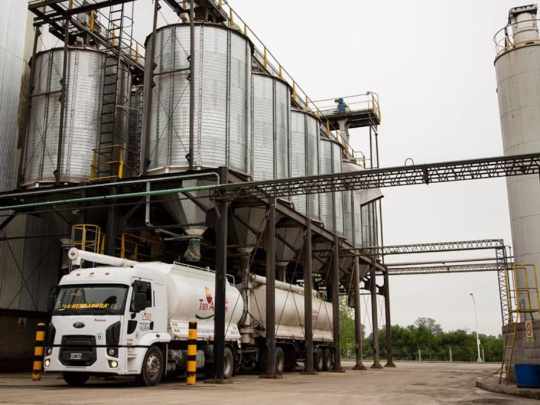 Granja Tres Arroyos suspendió la actividad de su planta en Capitán Sarmiento y temen el cierre definitivo
