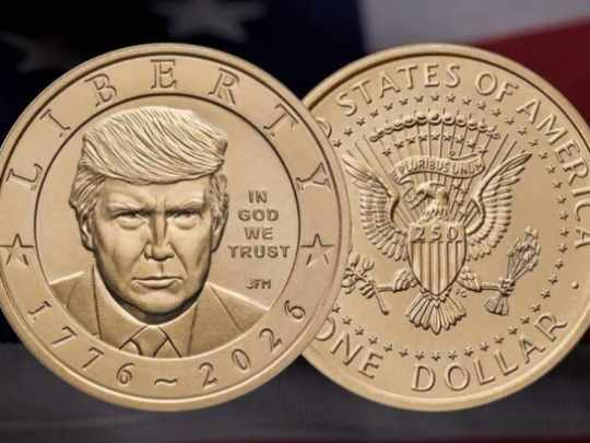 Trump lanzó una moneda con su propio rostro
